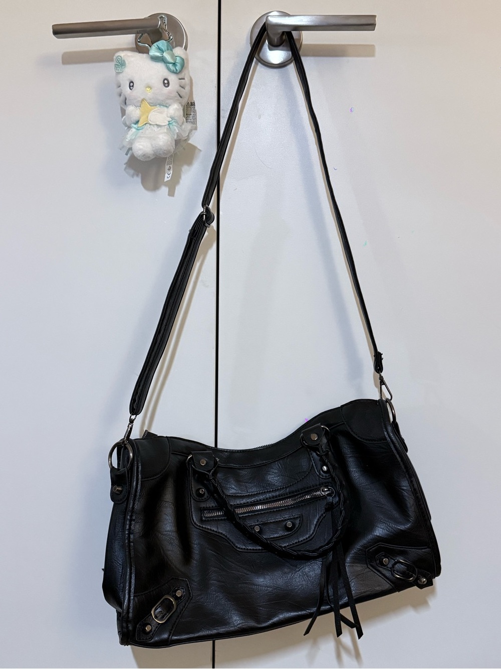 Black Women's Shoulder Bag - Classic Leather-Style Carryall
